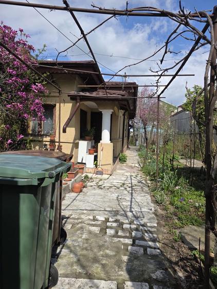 Casa la curte de vanzare , sector 1 - 2