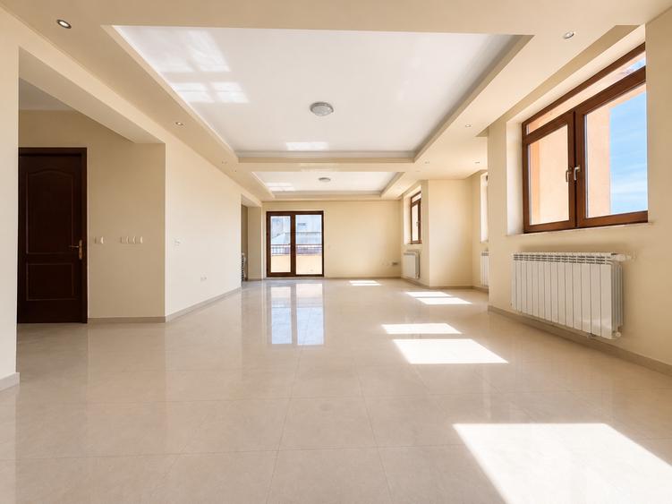 Apartament cu 3 camere decomandat, mobilat în Faleza Nord