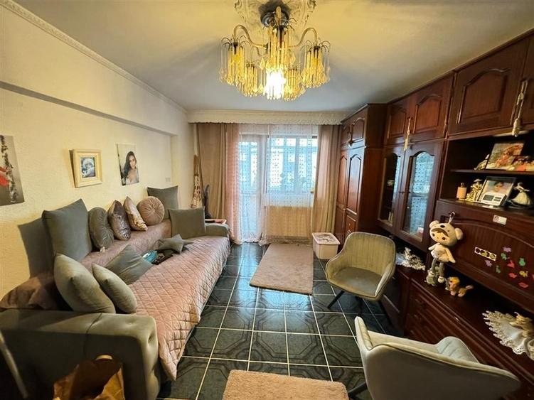 Apartament cu 3 camere decomandat, mobilat în Est