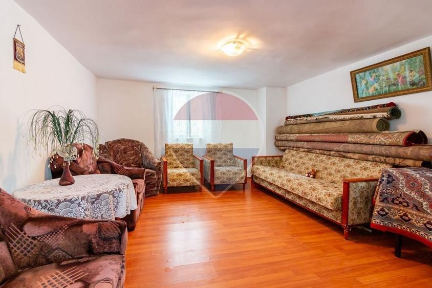 Casă cu 5 camere cu Teren 1842 Mp în Boboci