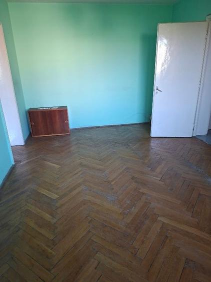 Apartament cu 3 camere semidecomandat în Brazda lui Novac