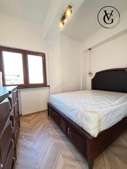 Apartament cu 5 camere semidecomandat, mobilat în P-ța Universității