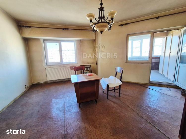Apartament cu 3 camere decomandat în Trocadero