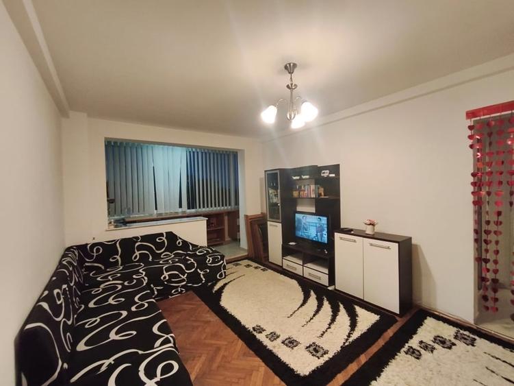 Apartament cu 3 camere semidecomandat, mobilat în Central