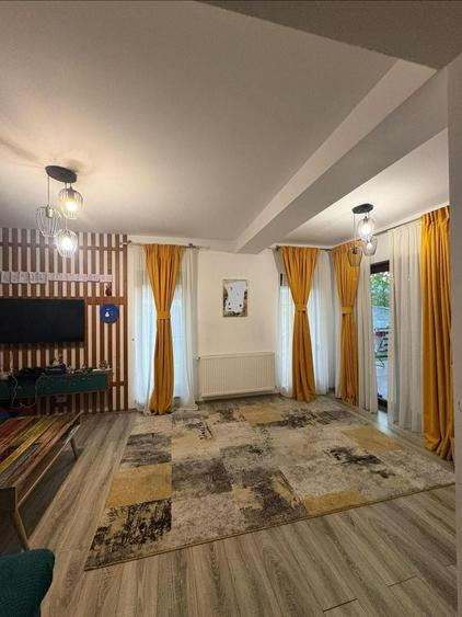 Casă individuală cu 7 camere cu Canalizare în Nord-Est