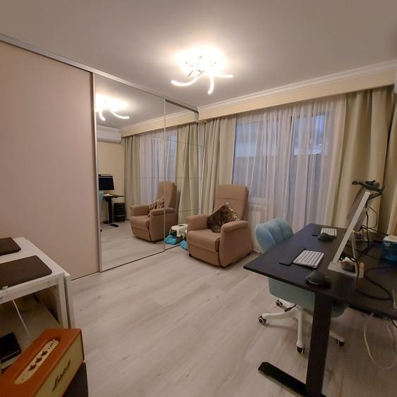 Apartament cu 3 camere semidecomandat în Titan