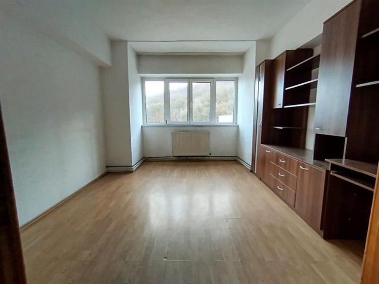 Apartament cu 4 camere decomandat în Răcădău