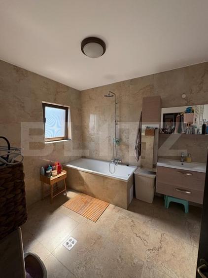 Apartament cu 3 camere semidecomandat, mobilat în Bună Ziua