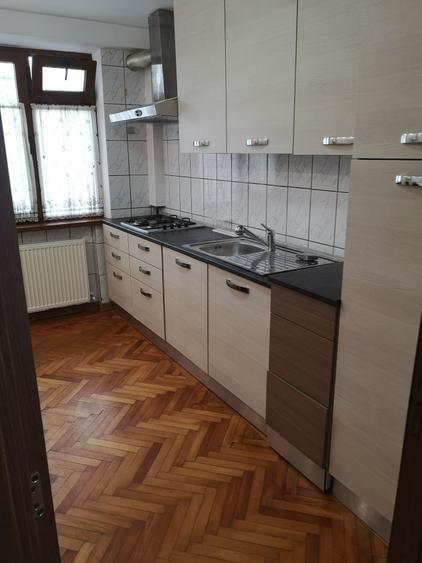Apartament cu 2 camere decomandat în Precista