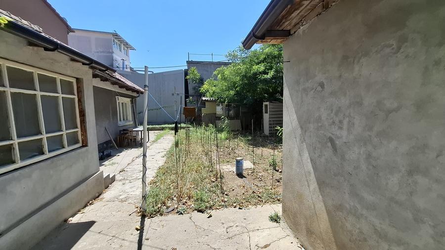 Piata Amzacea-Teren 375 mp (deschidere 14.86 ml )  + casa demolabila - 3