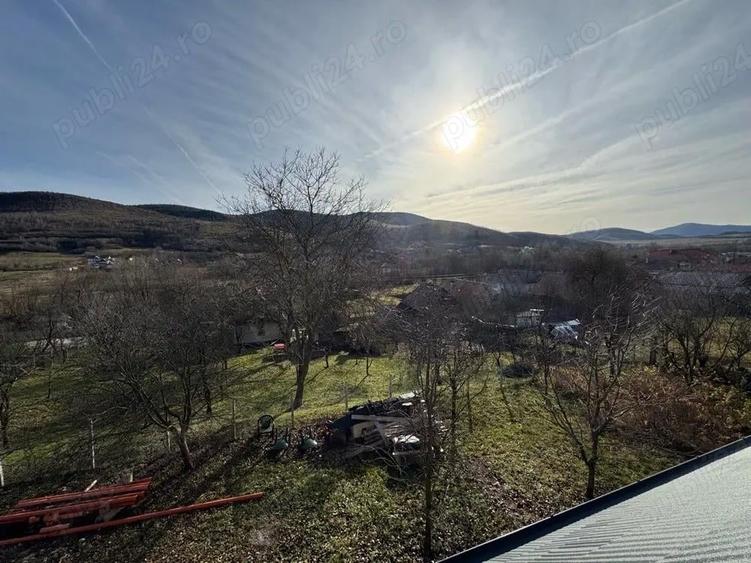 Casa la rosu de vanzare - 7