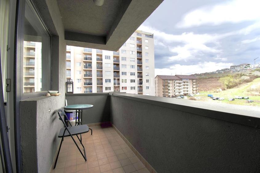 Apartament cu 3 camere semidecomandat, mobilat în Florești