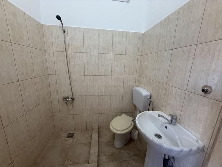 2 corpuri de Casă renovate + teren 125 mp Campina - 18