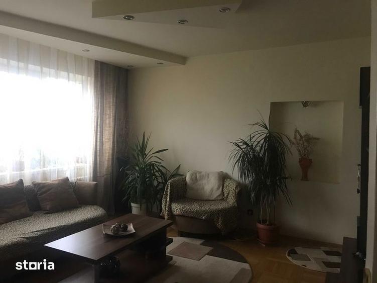 Apartament cu 3 camere semidecomandat, mobilat în 1 Mai