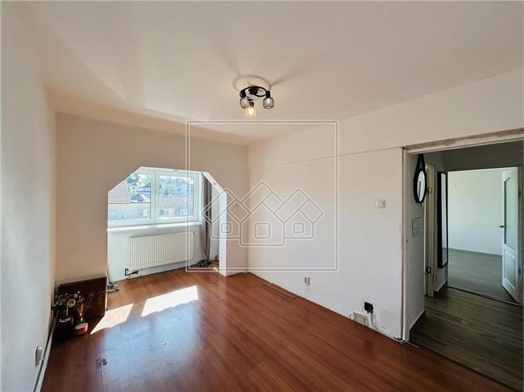 Apartament cu 2 camere decomandat în Ștrand