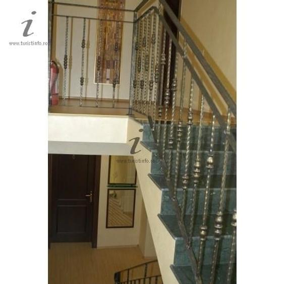 Pensiune, afacere la cheie, cu 10 camere la 10 minute de centru orasului - 1