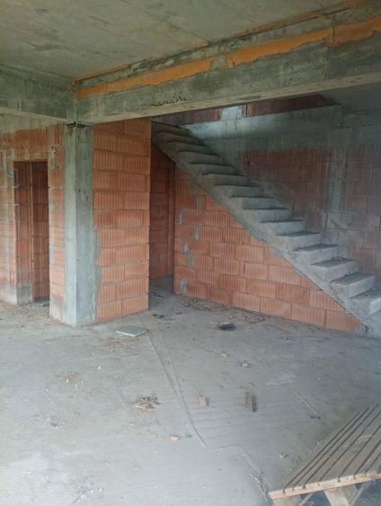 Casa in rosu de vanzare - 4