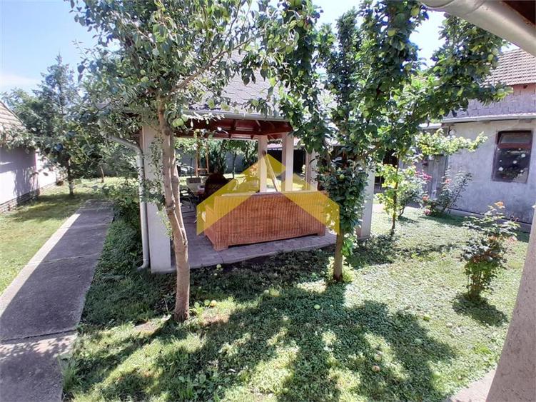Casă individuală cu 7 camere cu Canalizare în Ultracentral
