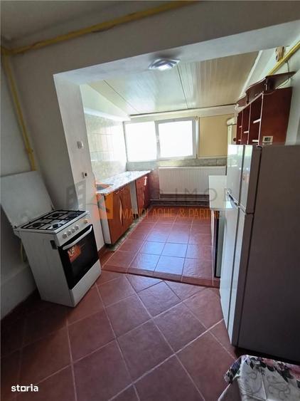 Apartament cu 3 camere decomandat, mobilat în Micro 3