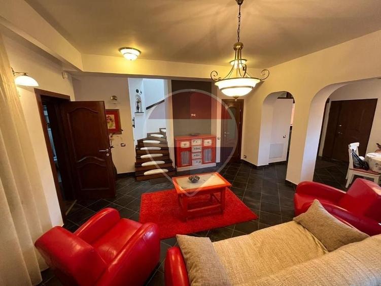 Casă cu 5 camere cu Teren 273 Mp în Butimanu