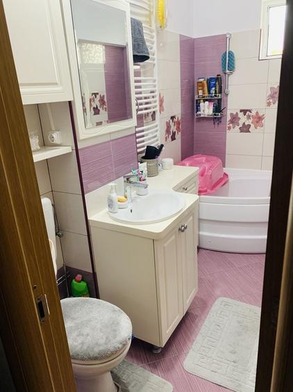 Apartament cu 3 camere semidecomandat în Dărmănești