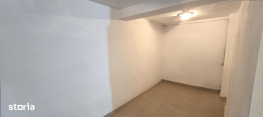 Casă cu 4 camere cu Teren 150 Mp în Văcăresti