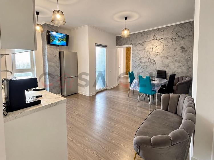 Apartament cu 3 camere semidecomandat, mobilat în Central
