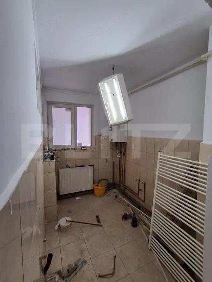 Spa?iu comercial 55 mp, in curs de renovare , 4 camere la parter Centrul Civic - 3