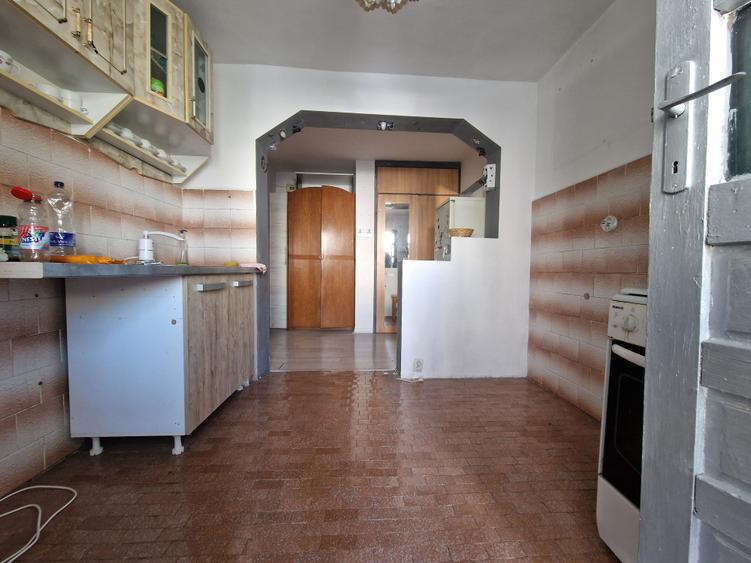 Navodari( Sud, Str Rândunelelor)- 2 camere decomandate, etaj 3/4, liber - 12