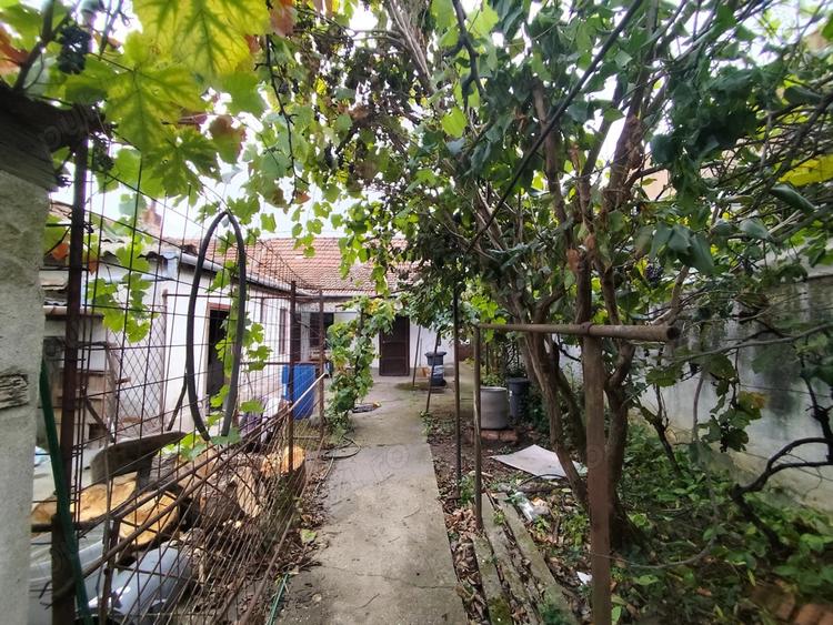 Casa de vanzare cu teren - 1