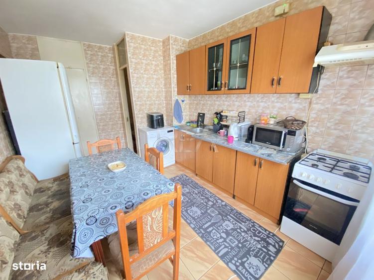 Apartament cu 3 camere semidecomandat, mobilat în Rahova