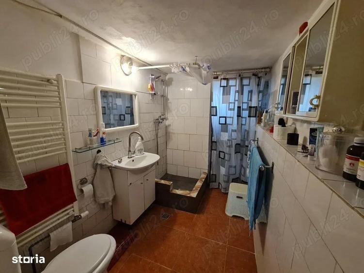 Casa cu teren mare. Casa se poate locui. Apa curenta, centrala termica curte mare plus livada. - 5