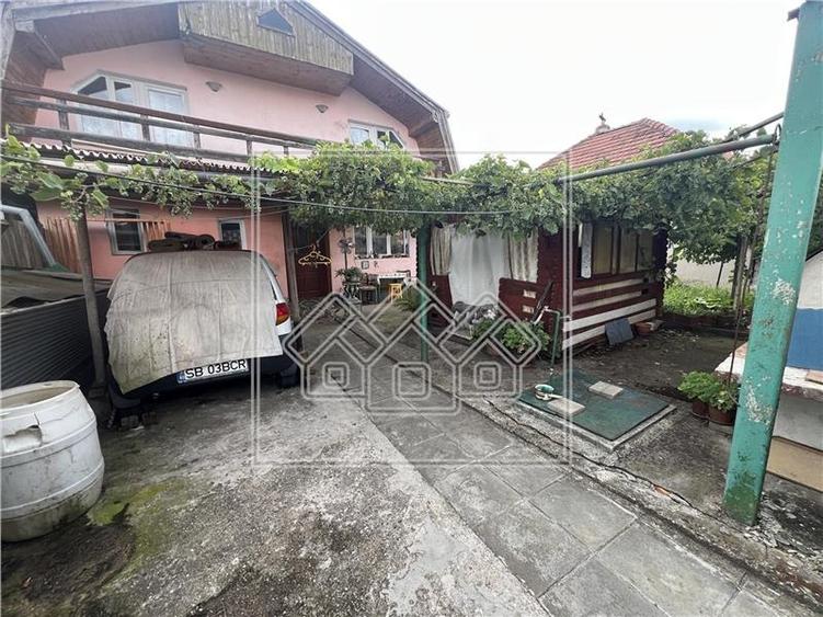 Casa de vanzare in Sibiu -  4 camere, curte, acces auto - 1