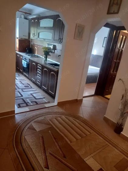 Dau spre inchiriere apartament 2 camere str. sucedava langa piata mare Roman etaj 1 , propriar nu ag - 2