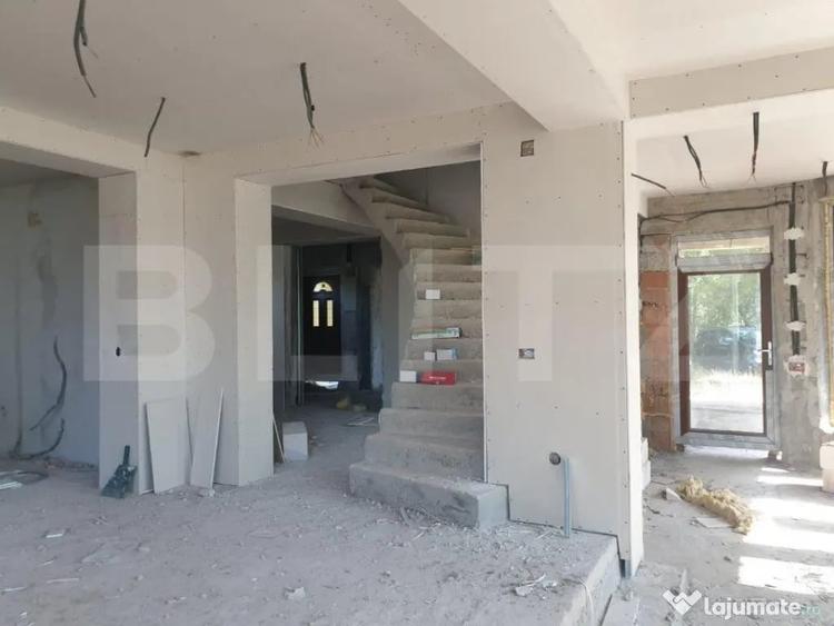 Casă cu 7 camere cu Teren 1000 Mp în Central