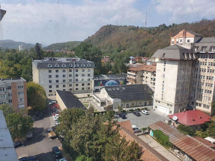 Apartament trei camere, zona Zavoi