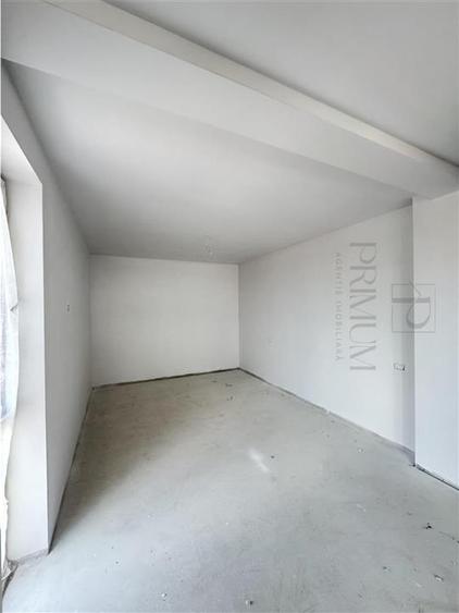 Penthouse cu 3 camere semidecomandat în Fratelia