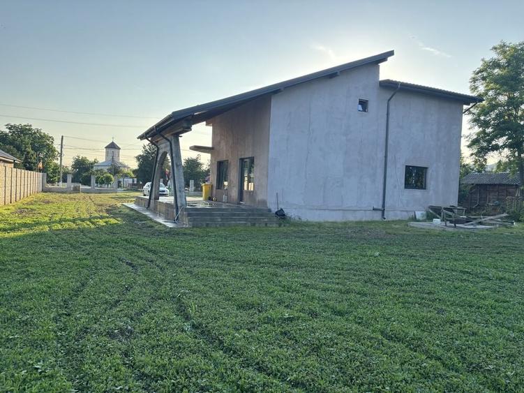 Casă cu 4 camere cu Teren 1600 Mp în Ciochina