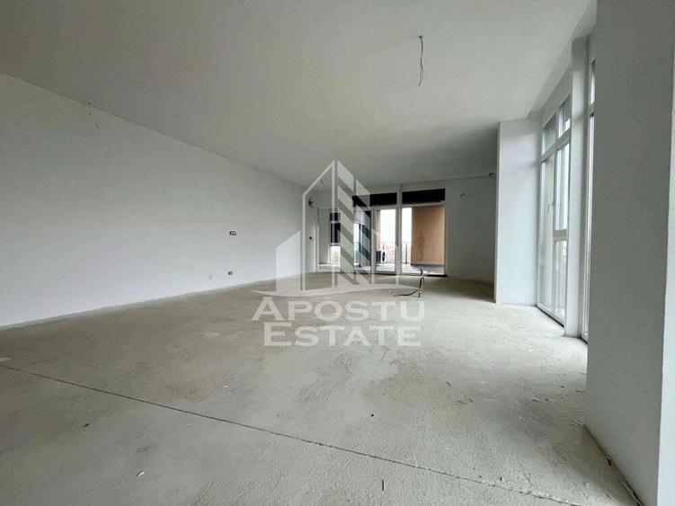 Apartament cu 4 camere semidecomandat în Aradului