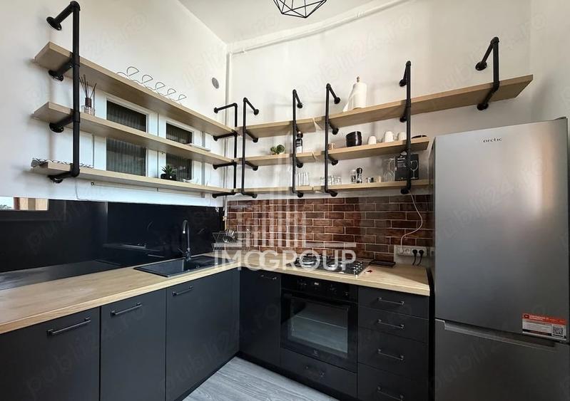Apartament cu 3 camere semidecomandat, mobilat în Central