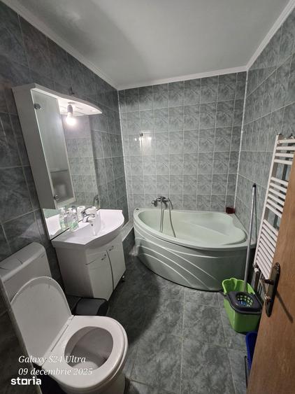 Apartament cu 3 camere decomandat în Calea București