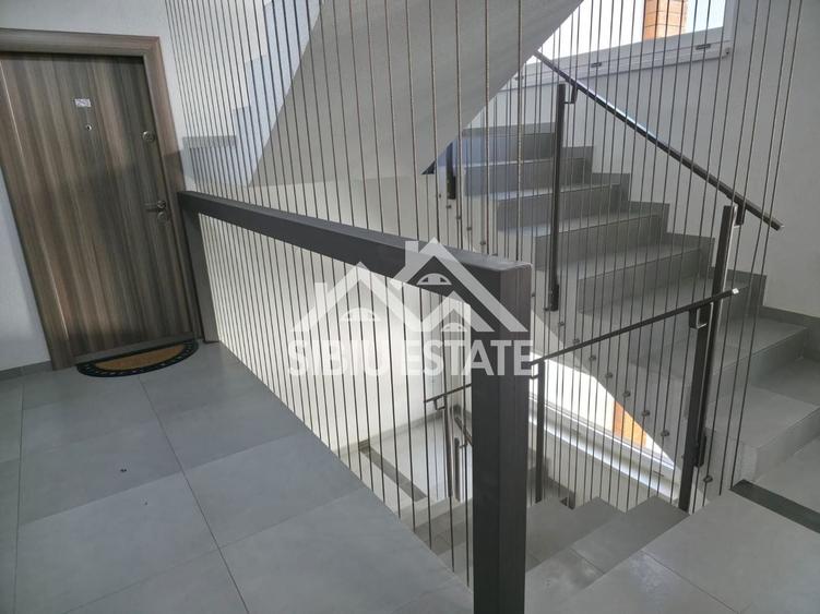 Penthouse cu 4 camere decomandat, mobilat în Periferie