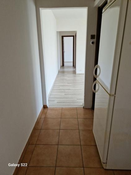 Apartament cu 3 camere semidecomandat în Craiovița Nouă