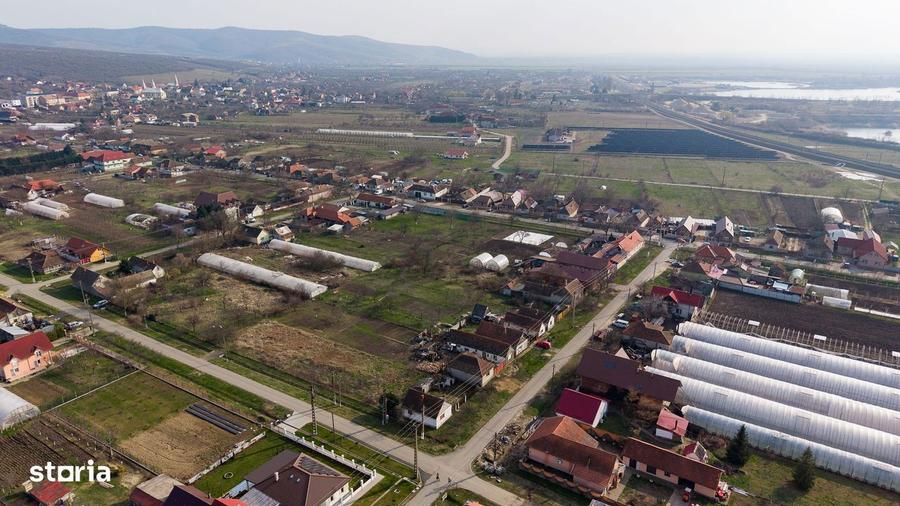 Teren 1.570 mp + casa din caramidazona linistita - 1
