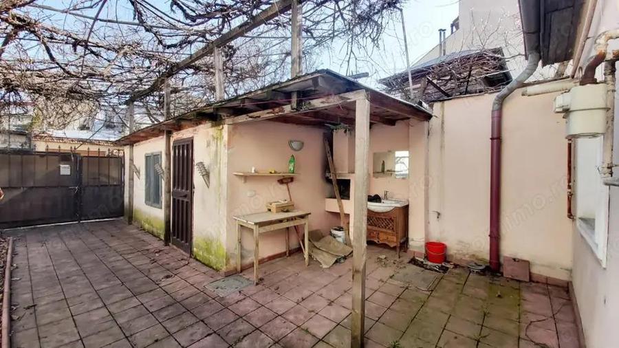 Vanzare casa renovata cu 2 camere, baie si bucatarie si 100 mp teren in proprietate zona Domenii - 4