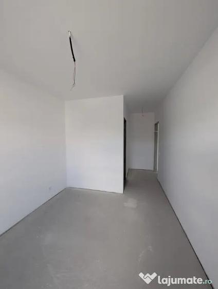 Apartament cu 3 camere semidecomandat în Florești
