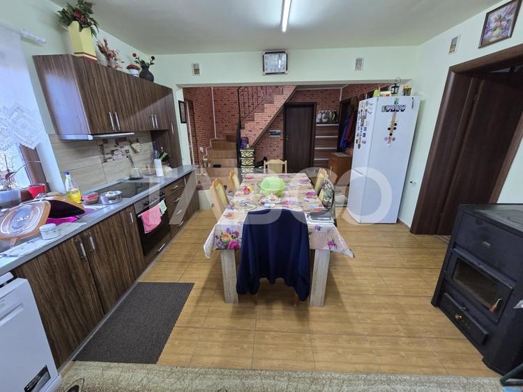 Casa de vanzare cu 6 camere 2 parcari curte libera 200 mp in Selimbar - 17