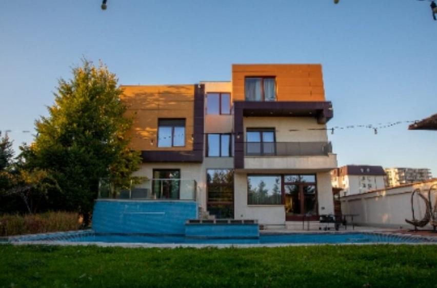 Vila LUX spre inchiriere /curte bar foisor piscina jacuzzi /sala fitness - 1