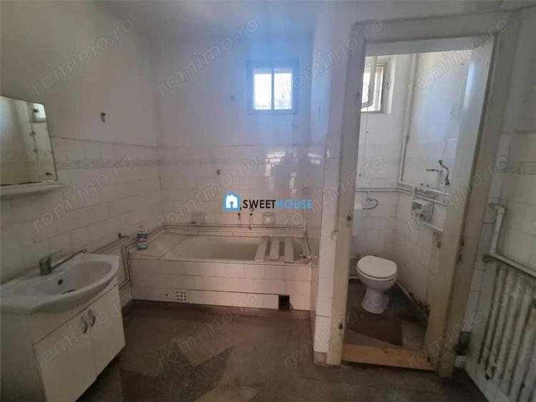 Casa de vanzare cu 4 camere si anexe in Fagaras. - 7