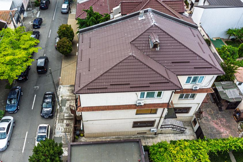 Vilă tip bloc 12 camere, 2 garaje 2 boxe  zona Tomis 1  Flămânda - 2